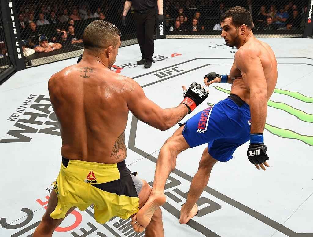 Gegard Mousasi (luvas azuis) venceu Vitor Belfort por nocaute tcnico no segundo round