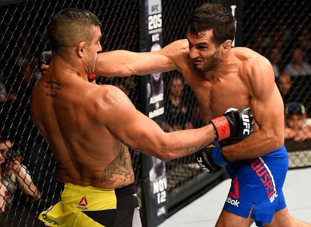 Gegard Mousasi (luvas azuis) venceu Vitor Belfort por nocaute tcnico no segundo round