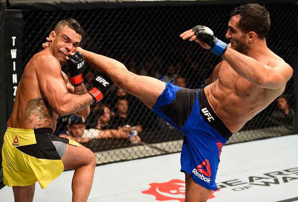 Gegard Mousasi (luvas azuis) venceu Vitor Belfort por nocaute tcnico no segundo round