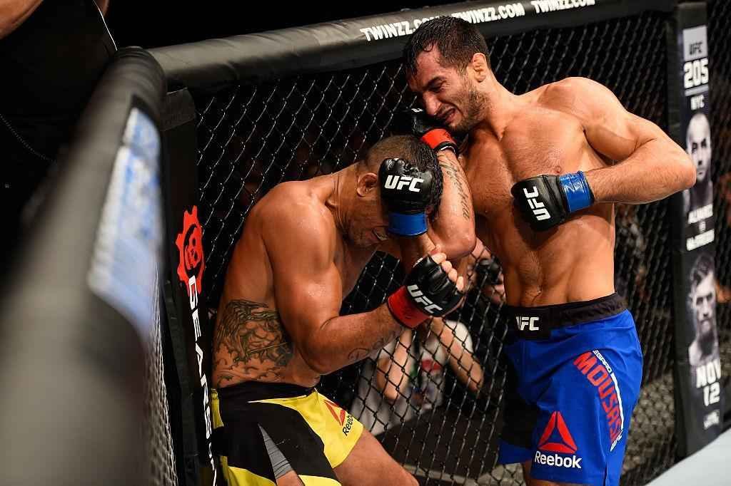 Gegard Mousasi (luvas azuis) venceu Vitor Belfort por nocaute tcnico no segundo round