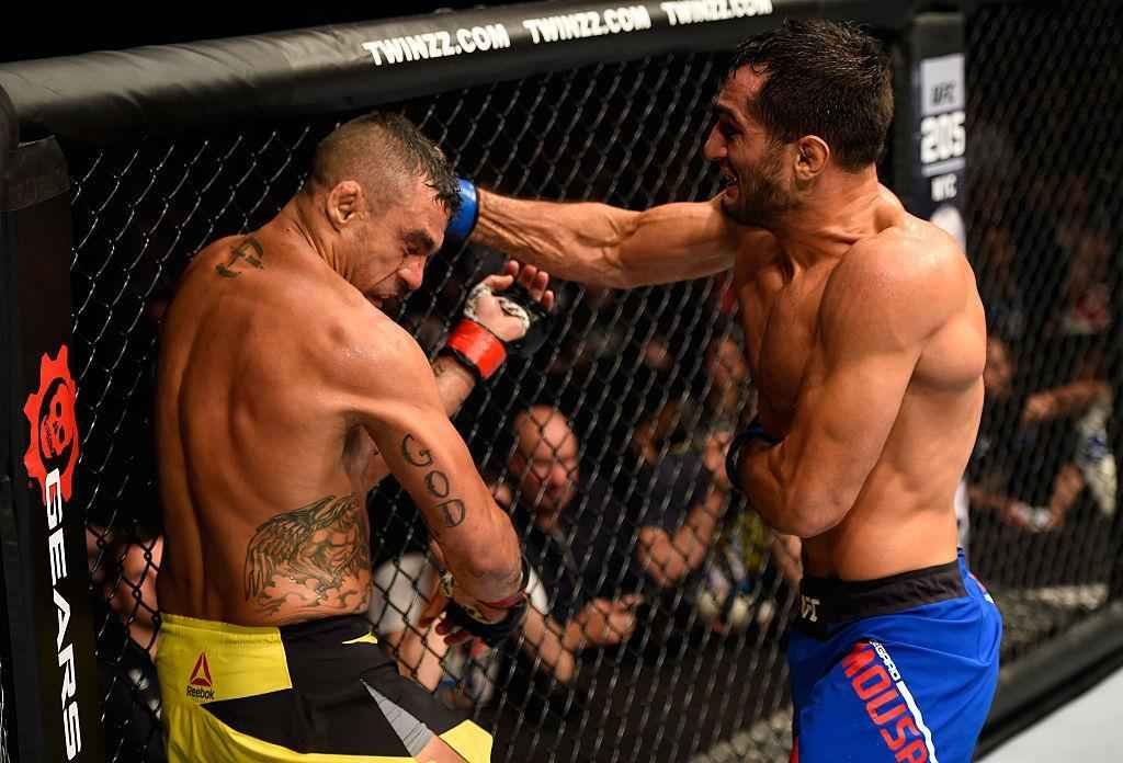 Gegard Mousasi (luvas azuis) venceu Vitor Belfort por nocaute tcnico no segundo round