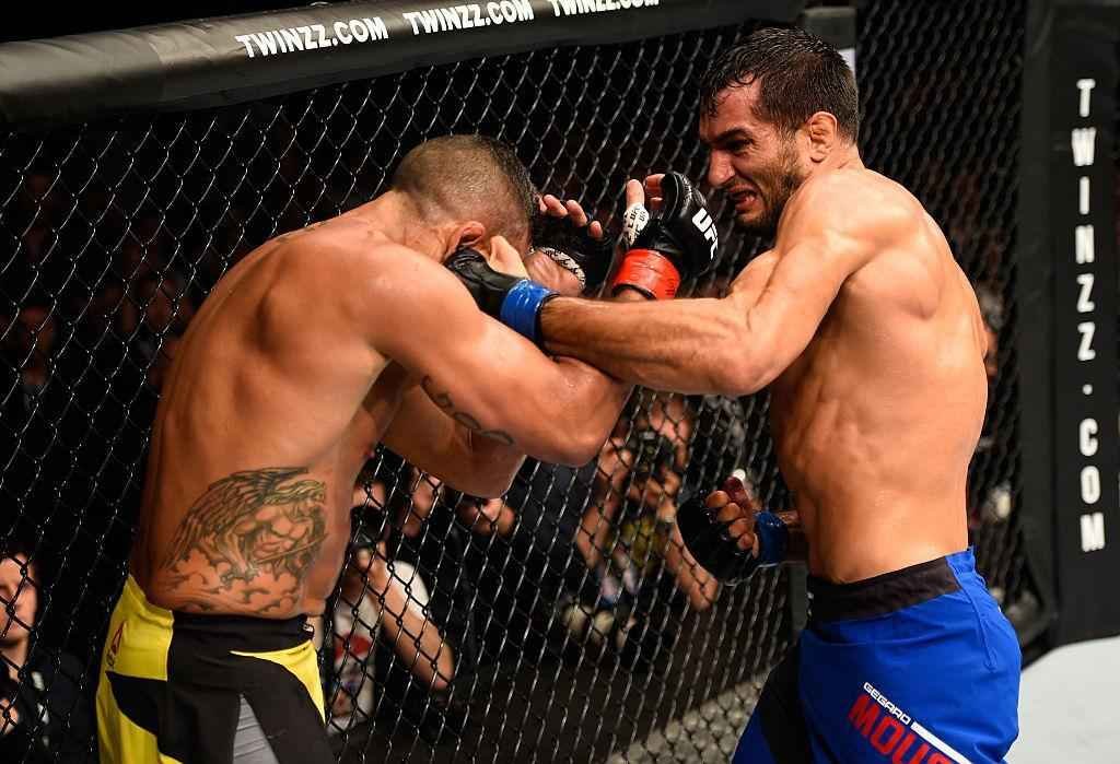 Gegard Mousasi (luvas azuis) venceu Vitor Belfort por nocaute tcnico no segundo round