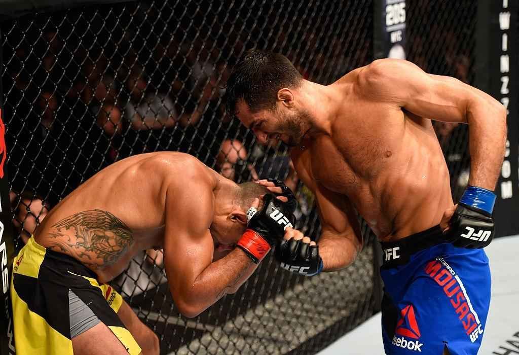 Gegard Mousasi (luvas azuis) venceu Vitor Belfort por nocaute tcnico no segundo round
