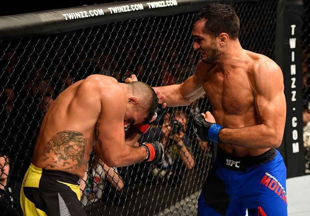 Gegard Mousasi (luvas azuis) venceu Vitor Belfort por nocaute tcnico no segundo round