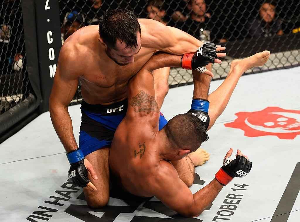 Gegard Mousasi (luvas azuis) venceu Vitor Belfort por nocaute tcnico no segundo round