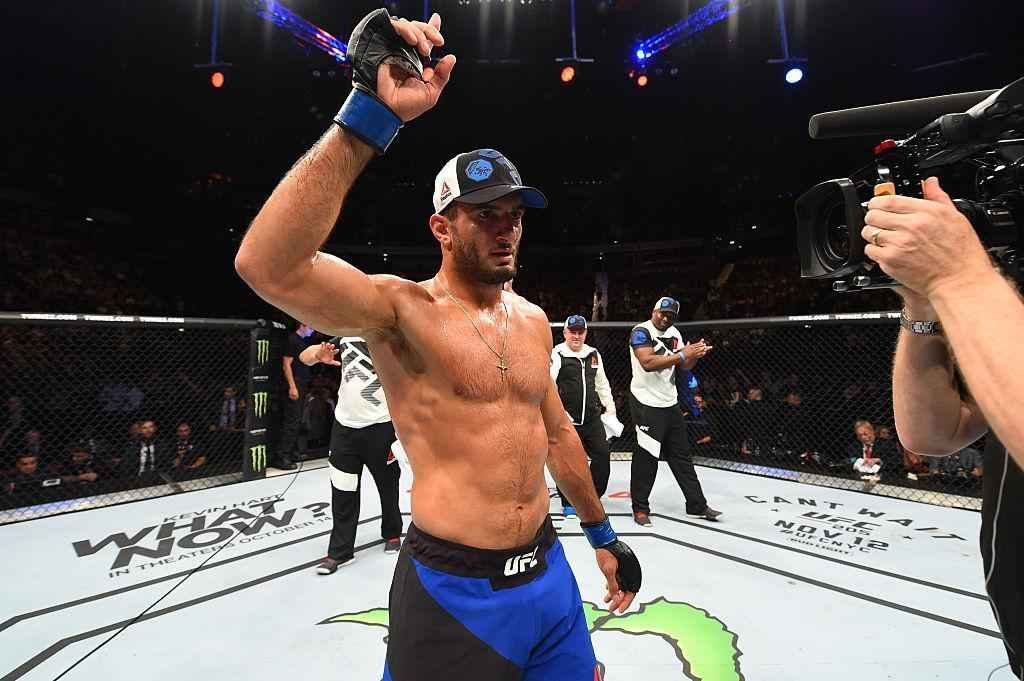 Gegard Mousasi (luvas azuis) venceu Vitor Belfort por nocaute tcnico no segundo round