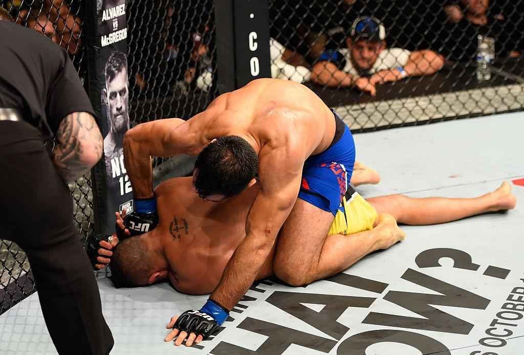 Gegard Mousasi (luvas azuis) venceu Vitor Belfort por nocaute tcnico no segundo round