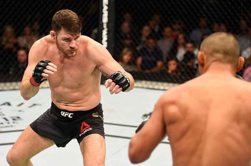 Michael Bisping (luvas vermelhas) venceu Dan Henderson por deciso unnime e manteve o cinturo dos mdios