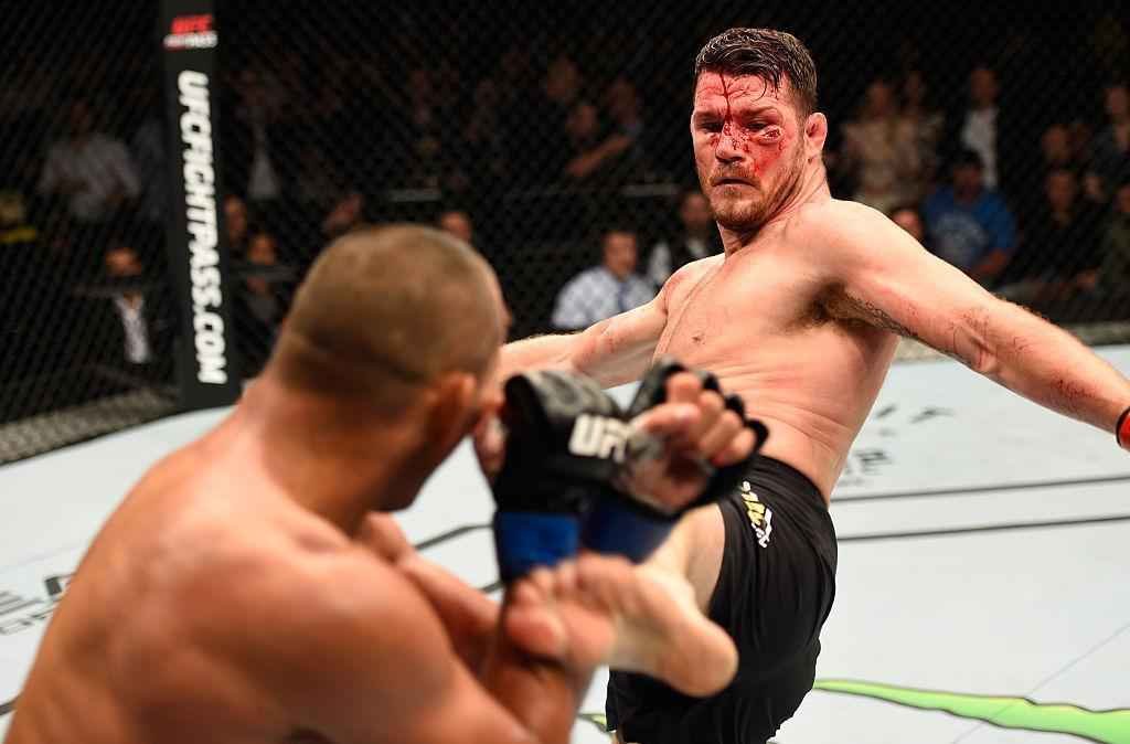Michael Bisping (luvas vermelhas) venceu Dan Henderson por deciso unnime e manteve o cinturo dos mdios