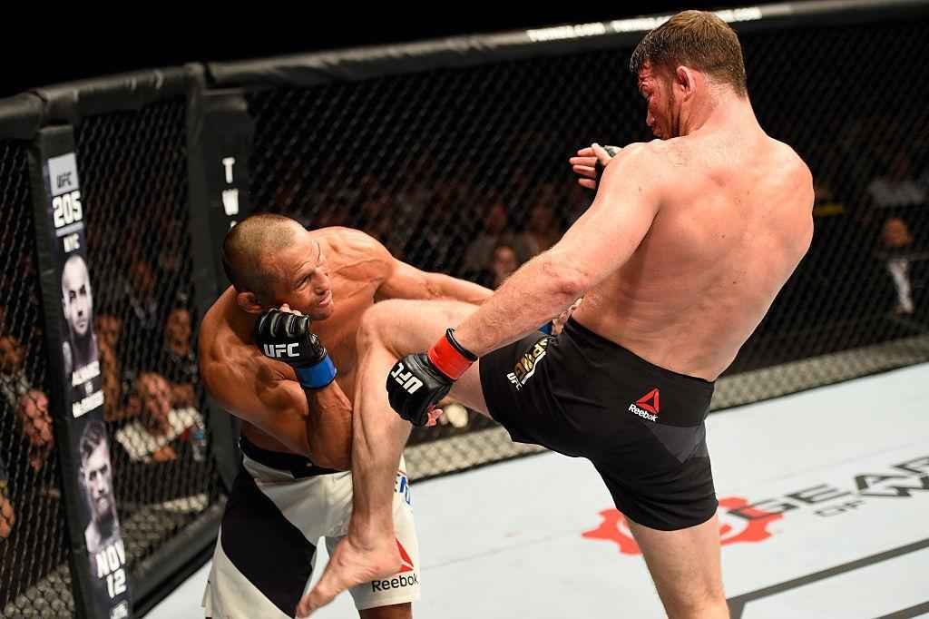 Michael Bisping (luvas vermelhas) venceu Dan Henderson por deciso unnime e manteve o cinturo dos mdios