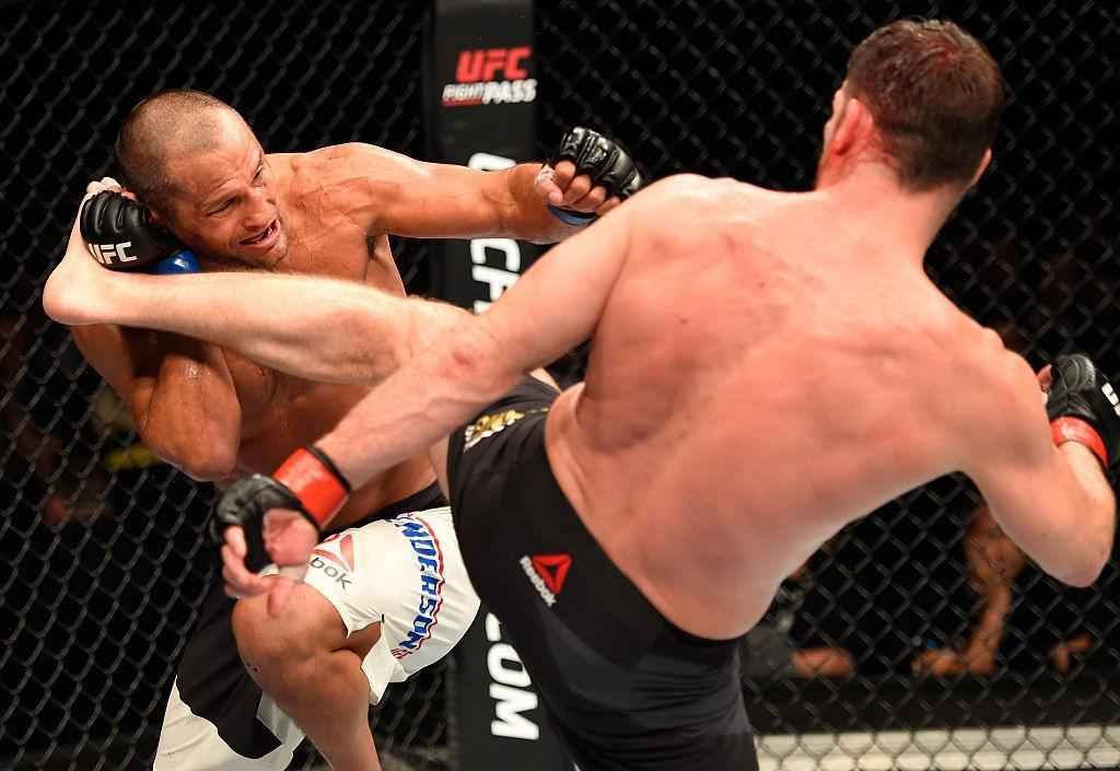 Michael Bisping (luvas vermelhas) venceu Dan Henderson por deciso unnime e manteve o cinturo dos mdios