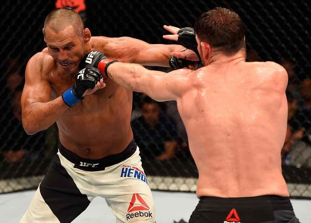 Michael Bisping (luvas vermelhas) venceu Dan Henderson por deciso unnime e manteve o cinturo dos mdios