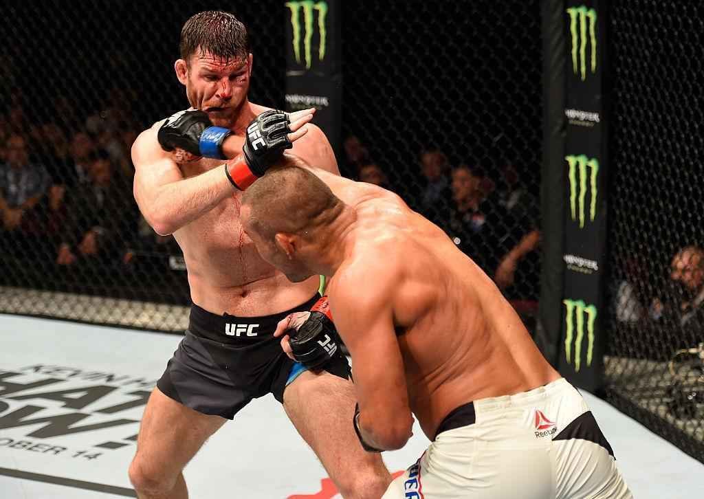 Michael Bisping (luvas vermelhas) venceu Dan Henderson por deciso unnime e manteve o cinturo dos mdios
