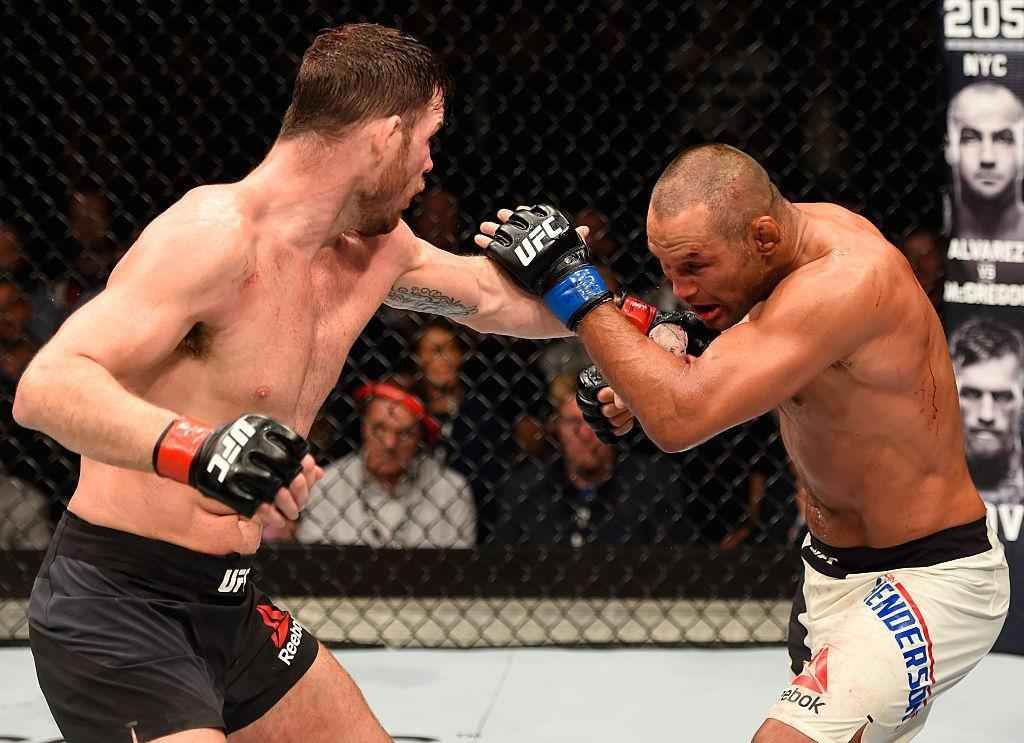 Michael Bisping (luvas vermelhas) venceu Dan Henderson por deciso unnime e manteve o cinturo dos mdios