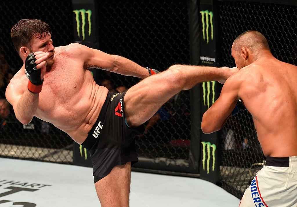 Michael Bisping (luvas vermelhas) venceu Dan Henderson por deciso unnime e manteve o cinturo dos mdios