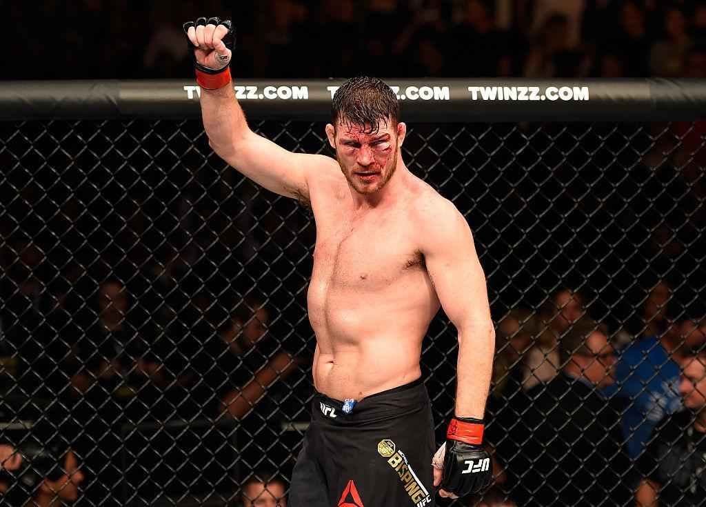 Michael Bisping (luvas vermelhas) venceu Dan Henderson por deciso unnime e manteve o cinturo dos mdios