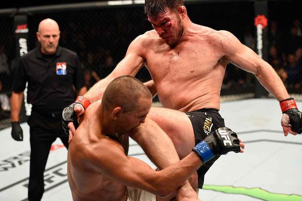 Michael Bisping (luvas vermelhas) venceu Dan Henderson por deciso unnime e manteve o cinturo dos mdios