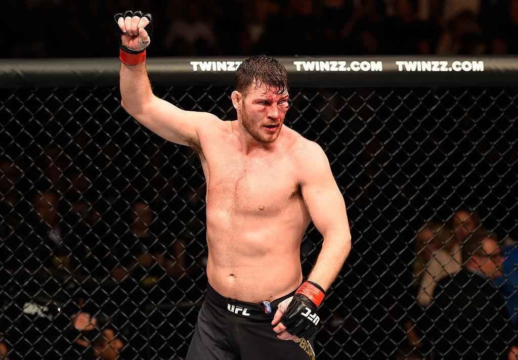 Michael Bisping (luvas vermelhas) venceu Dan Henderson por deciso unnime e manteve o cinturo dos mdios