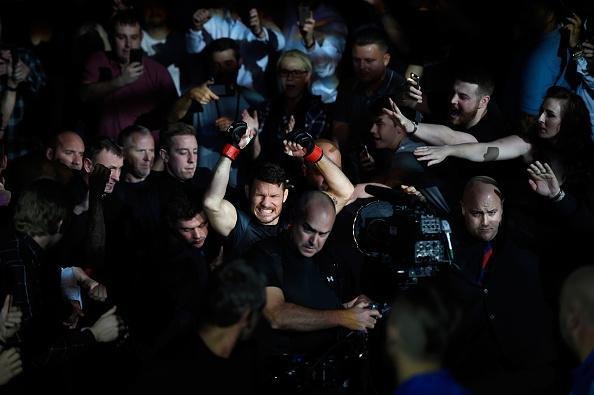 Na luta principal do UFC 204, em Manchester, Michael Bisping supera Dan Henderson em pol�mica decis�o un�nime dos ju�zes e tem sucesso na primeira defesa de cintur�o do peso m�dio