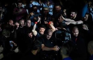 Na luta principal do UFC 204, em Manchester, Michael Bisping supera Dan Henderson em pol�mica decis�o un�nime dos ju�zes e tem sucesso na primeira defesa de cintur�o do peso m�dio