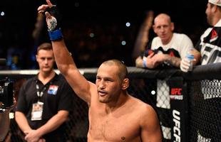 Na luta principal do UFC 204, em Manchester, Michael Bisping supera Dan Henderson em pol�mica decis�o un�nime dos ju�zes e tem sucesso na primeira defesa de cintur�o do peso m�dio
