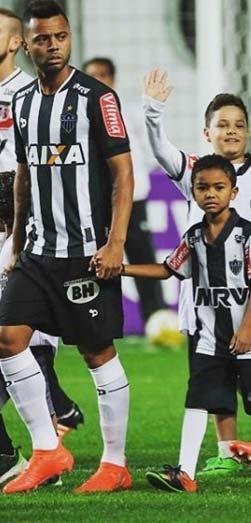 Rafael Carioca e o filho em jogo do Galo no Independncia