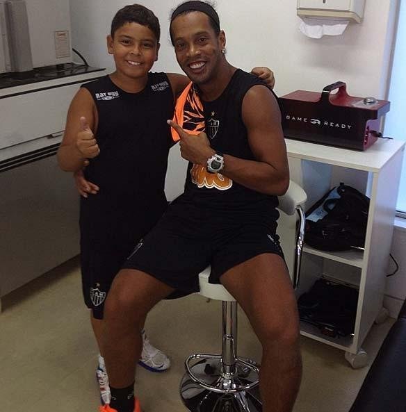 Joo Gabriel, filho de Donizete, com Ronaldinho Gacho