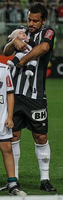 O artilheiro Fred e a filhinha Giovanna