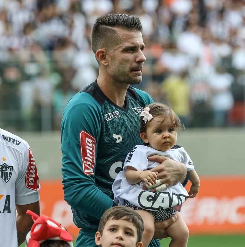 Victor e Bella antes de jogo do Atltico