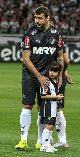 Lucas Pratto e a filha Pa