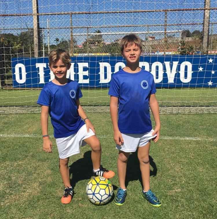 Nicholas e Rafinha, filhos de Rafael Sobis, vestiram a camisa do Cruzeiro j no primeiro contato do pai com o Cruzeiro
