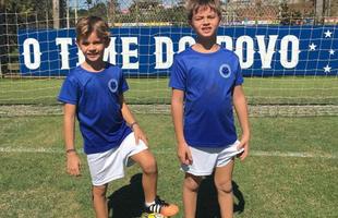 Nicholas e Rafinha, filhos de Rafael Sobis, vestiram a camisa do Cruzeiro j no primeiro contato do pai com o Cruzeiro