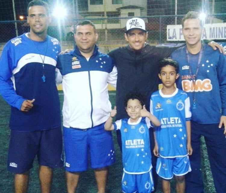 Filho de Robinho (o menor) com a camisa da escolinha de futebol do Cruzeiro