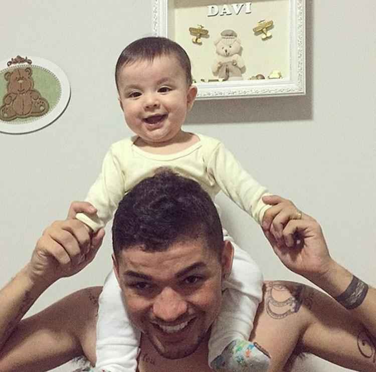 Judivan com o filho recm-nascido Davi