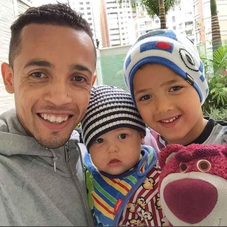 Titular do Cruzeiro na ausncia de Arrascaeta, Rafinha posou com seus dois pequenos