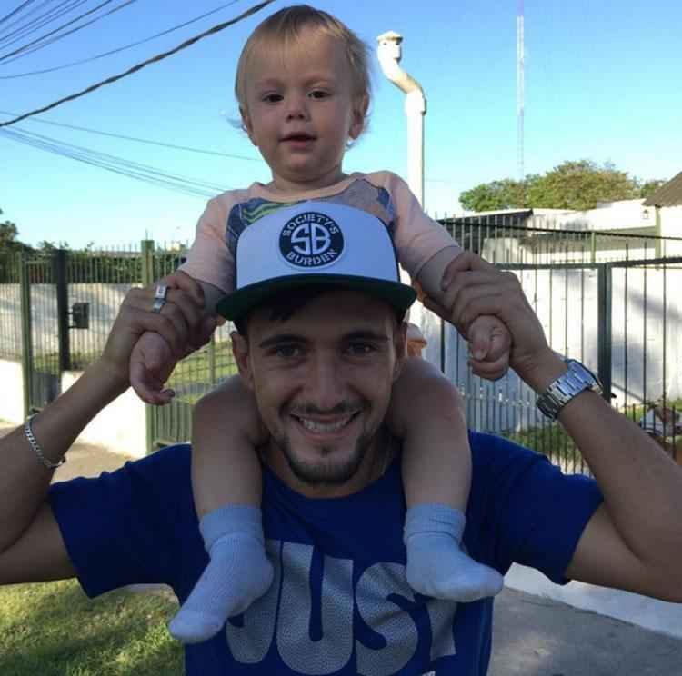 Arrascaeta com o afilhado em visita ao Uruguai, seu pas de origem