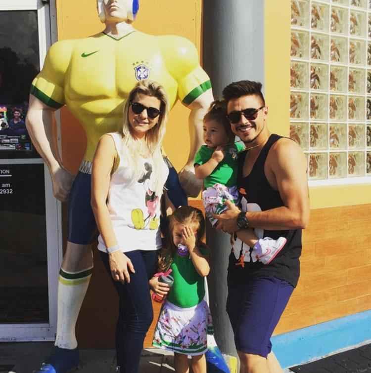 Willian ao lado das filhas e da esposa durante viagem aos Estados Unidos