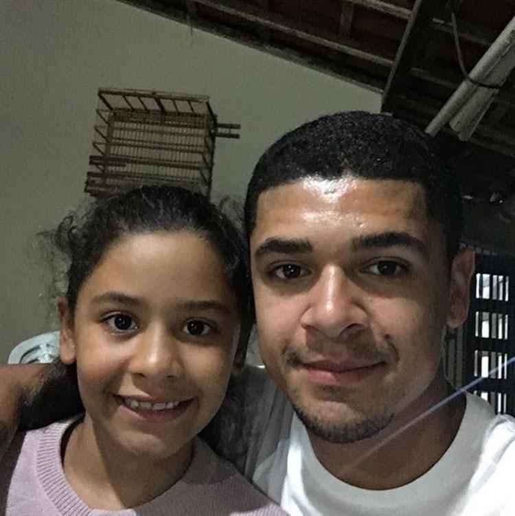 Denlson ao lado da filha, j um pouco mais velha