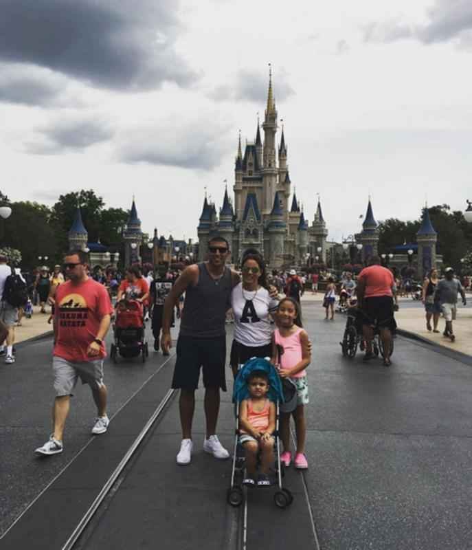 Antes de chegar ao Cruzeiro, bila levou a famlia completa para um passeio na Disney