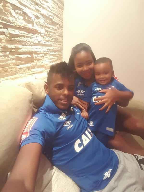 Marcos Vincius ao lado da esposa e do filho, o pequeno Marlon Vincius, de 1 ano e 8 meses