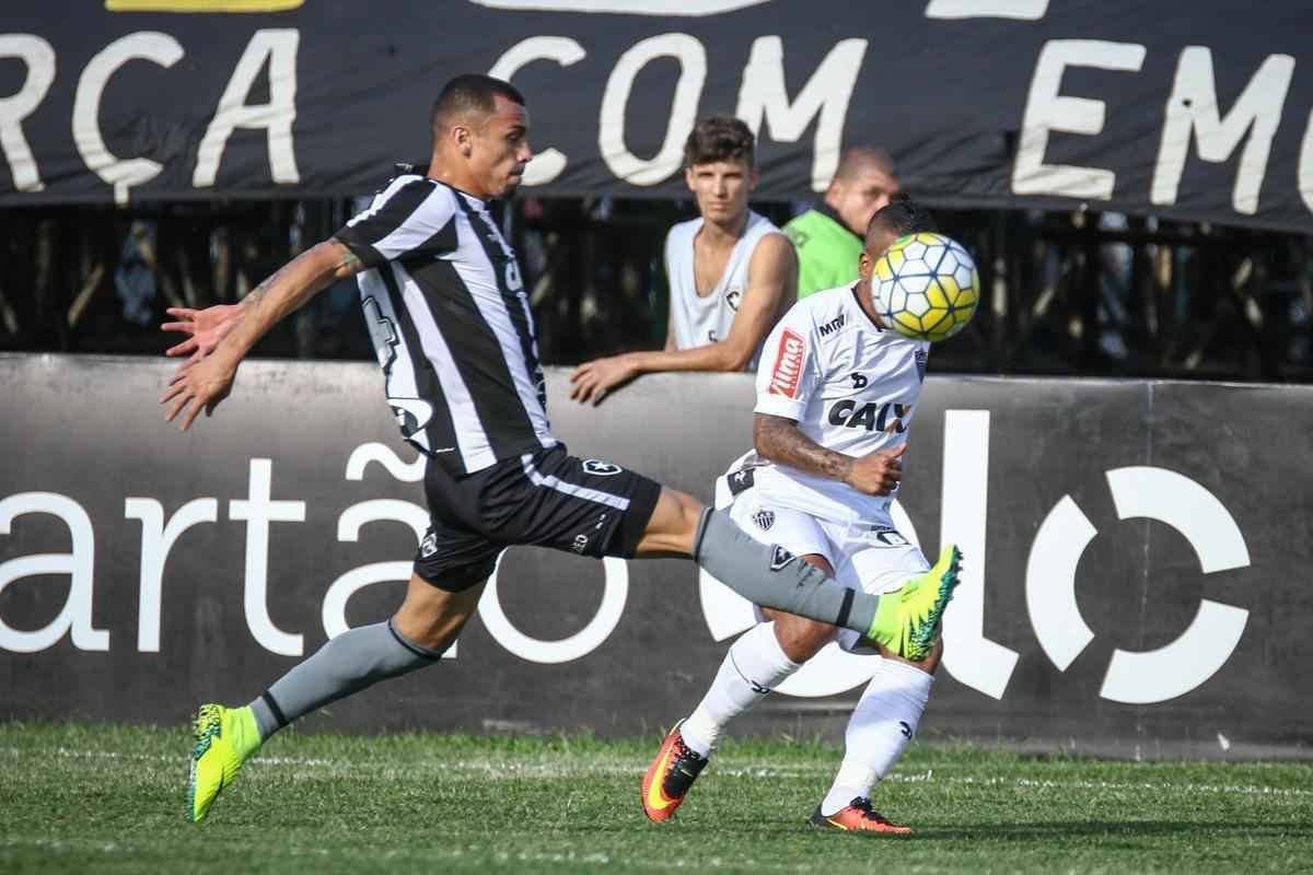 Atltico  derrotado pelo Botafogo, pela 31 rodada do Brasileiro, e fica mais distante do ttulo