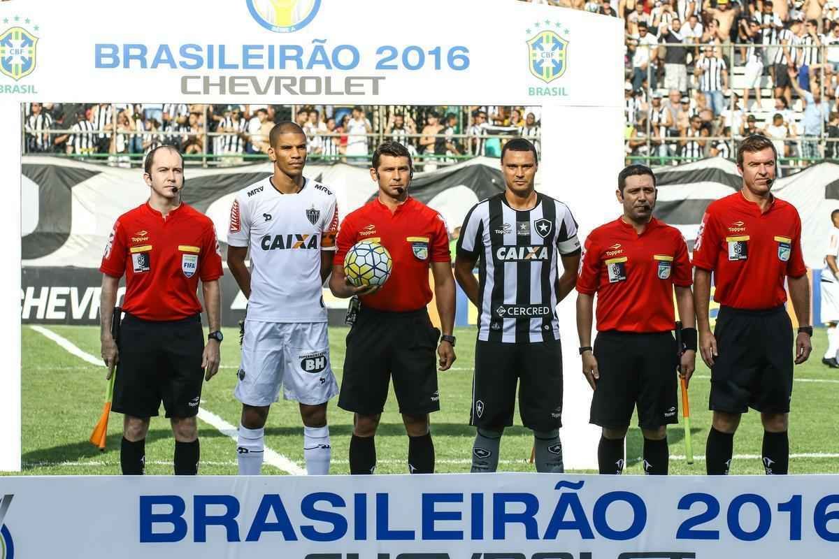 Atltico  derrotado pelo Botafogo, pela 31 rodada do Brasileiro, e fica mais distante do ttulo