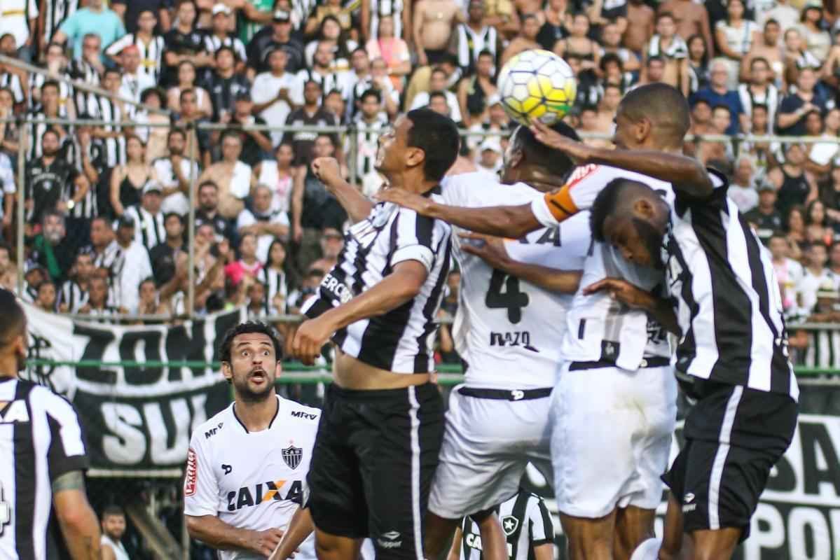 Atltico  derrotado pelo Botafogo, pela 31 rodada do Brasileiro, e fica mais distante do ttulo