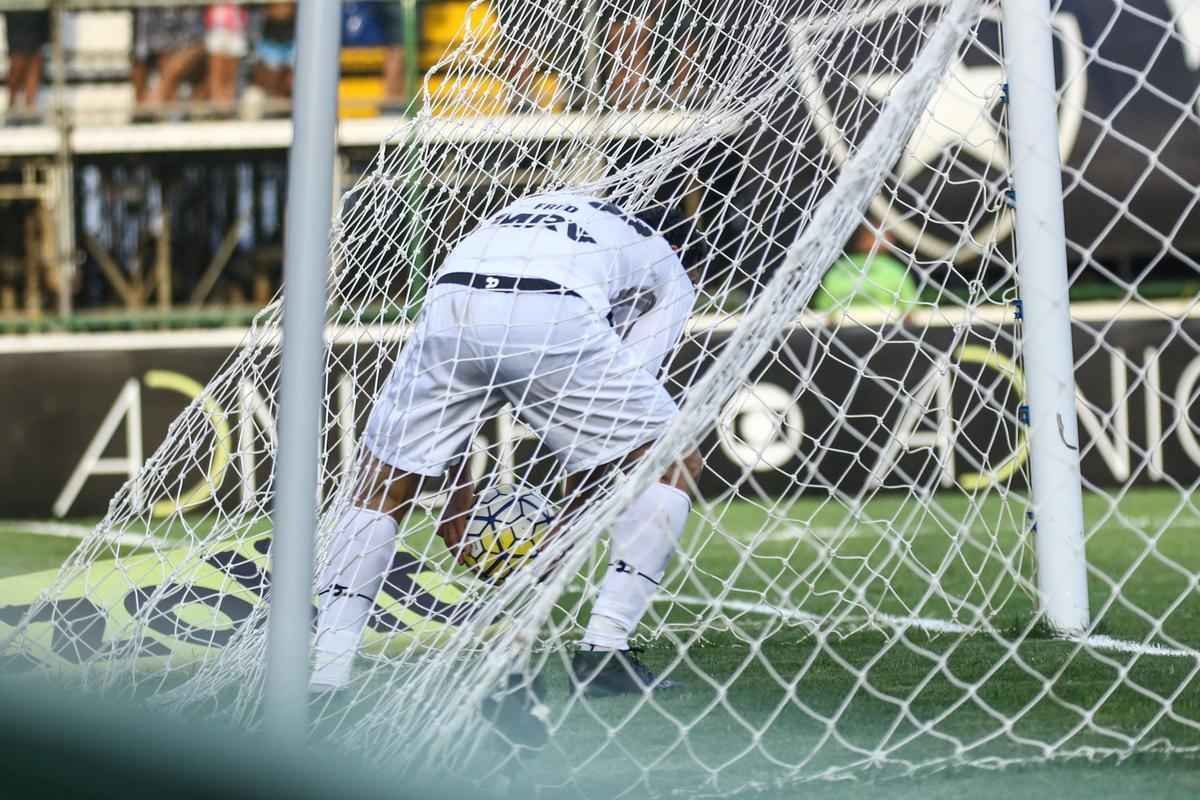 Atltico  derrotado pelo Botafogo, pela 31 rodada do Brasileiro, e fica mais distante do ttulo