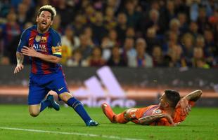 Messi, autor de trs gols, foi o destaque da partida desta quarta-feira; Neymar completou o placar