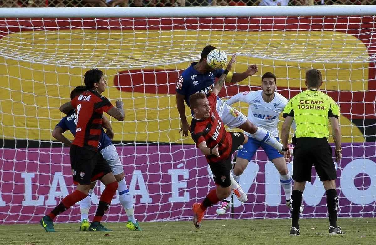 Cruzeiro bate o Vitria por 1 a 0, em Salvador, e fica mais longe da zona de rebaixamento