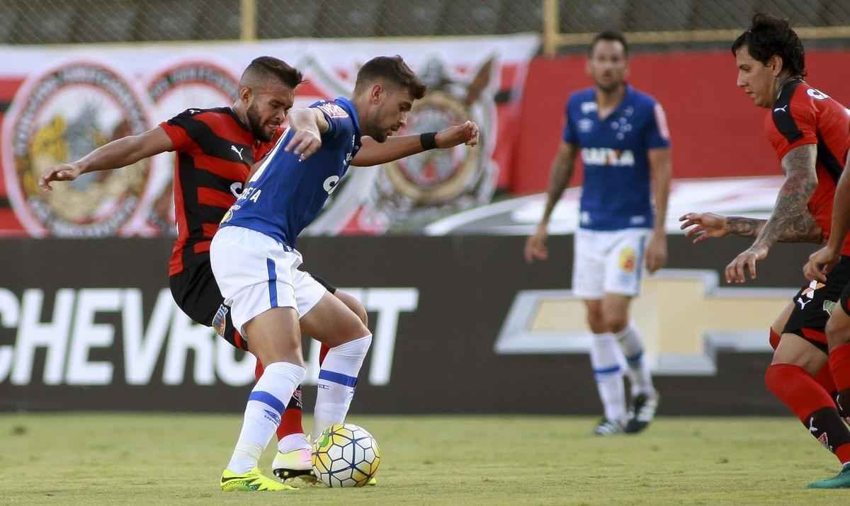 Cruzeiro bate o Vitria por 1 a 0, em Salvador, e fica mais longe da zona de rebaixamento