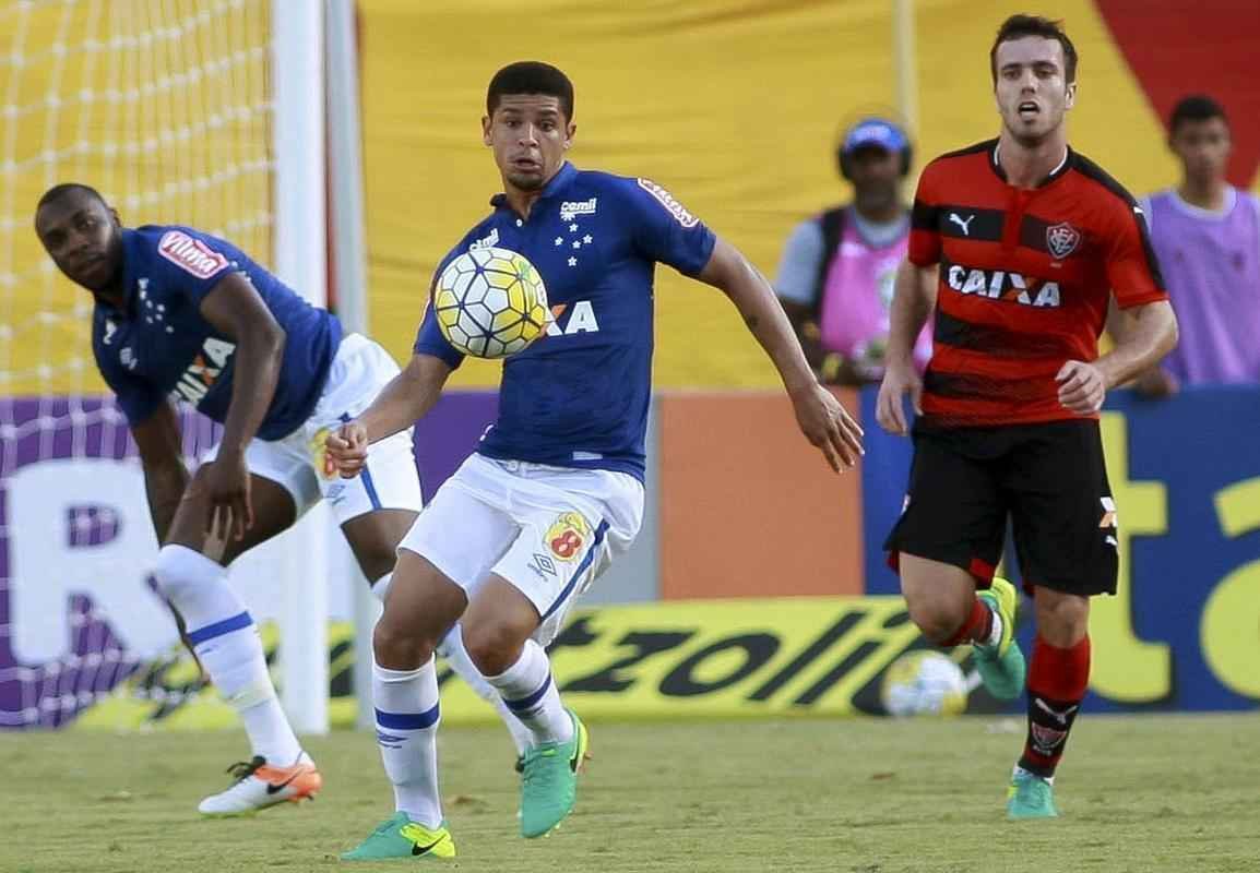Cruzeiro bate o Vitria por 1 a 0, em Salvador, e fica mais longe da zona de rebaixamento