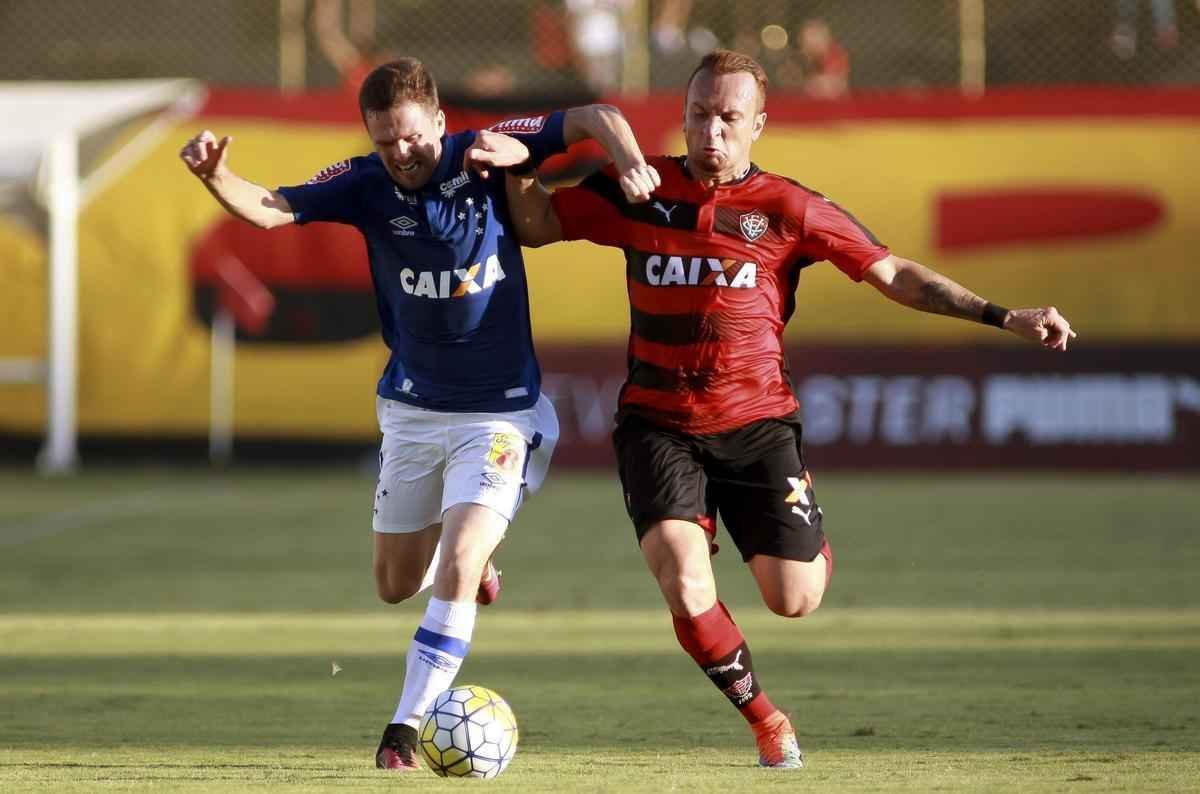 Cruzeiro bate o Vitria por 1 a 0, em Salvador, e fica mais longe da zona de rebaixamento