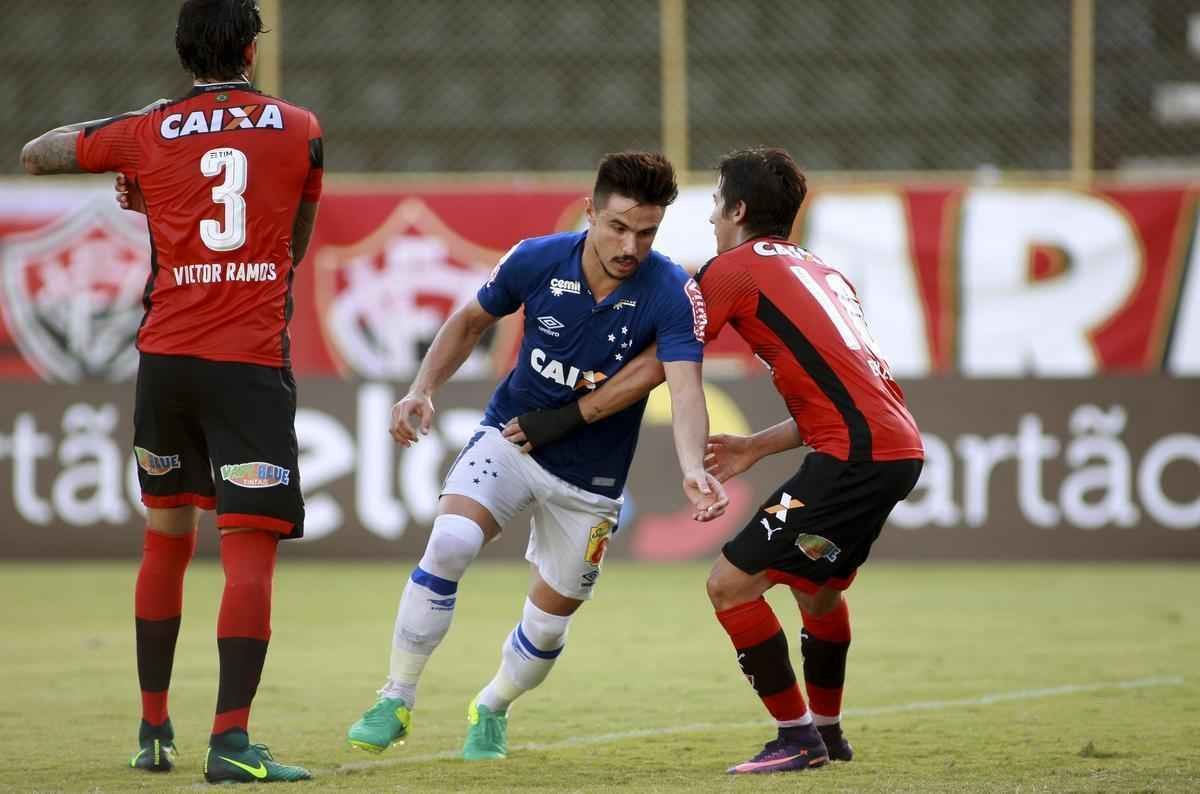 Cruzeiro bate o Vitria por 1 a 0, em Salvador, e fica mais longe da zona de rebaixamento